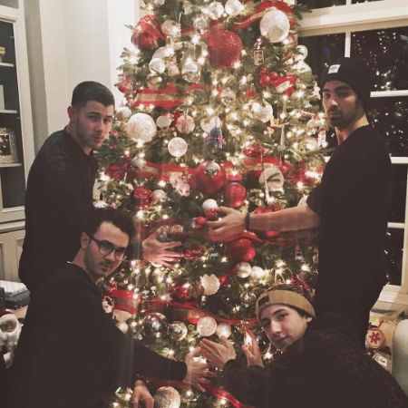 Jonas Brothers and their younger brother took a picture on Christmas recreating their childhood picture.
